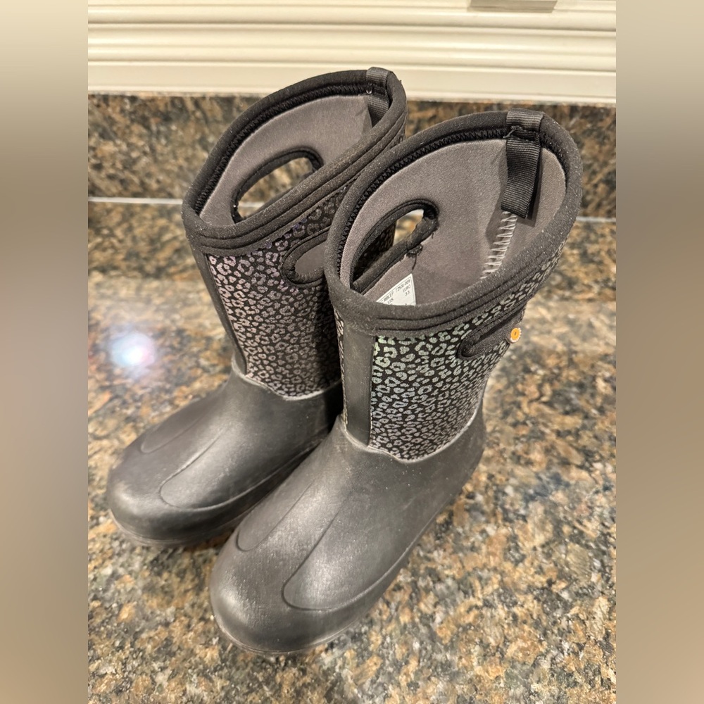 Bogs winter boot size youth girls 2. Warm and good to very good condition.